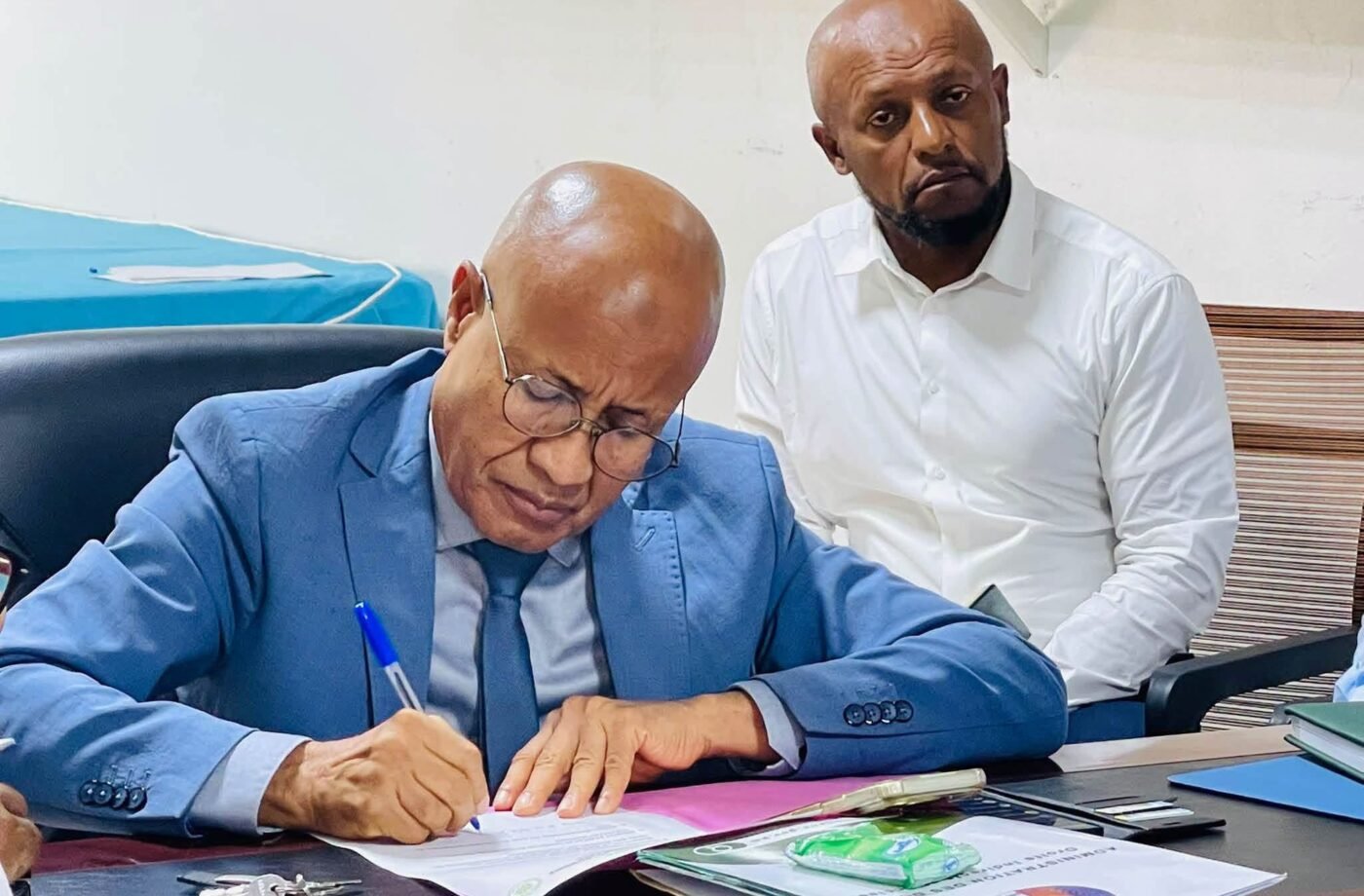 Le directeur général des douanes comoriennes signe la décision de suspension