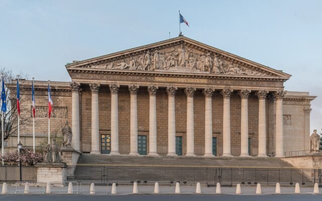 Assemblée nationale : la pétition contre les armes mutilantes face aux lycéens dépasse 150 000 signatures