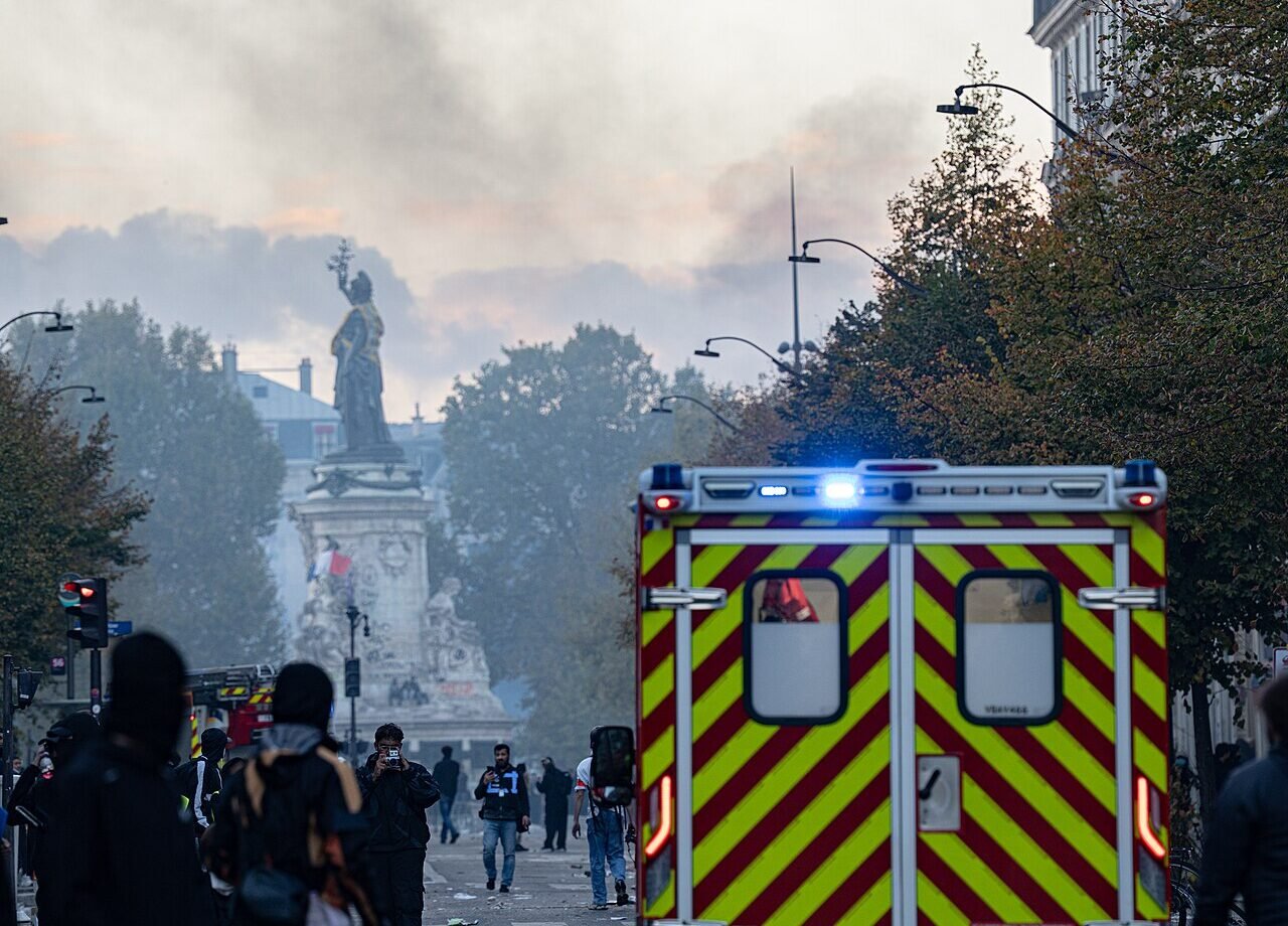Une ambulance des pompiers en route vers la place de la République, à Paris, le 17 octobre 2026.