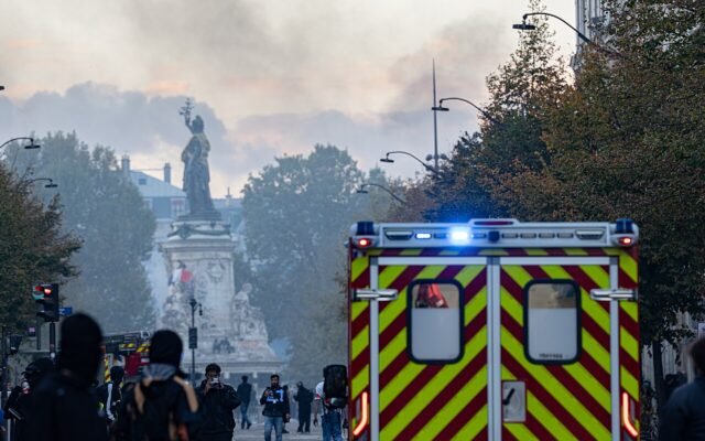 France : couvre-feux dans plusieurs grandes villes après les violences du 17 octobre