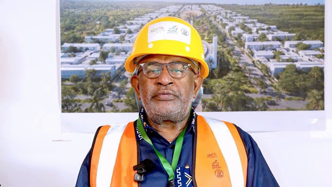 Le président Azali Assoumani devant la maquette du village des Jeux des îles 2027