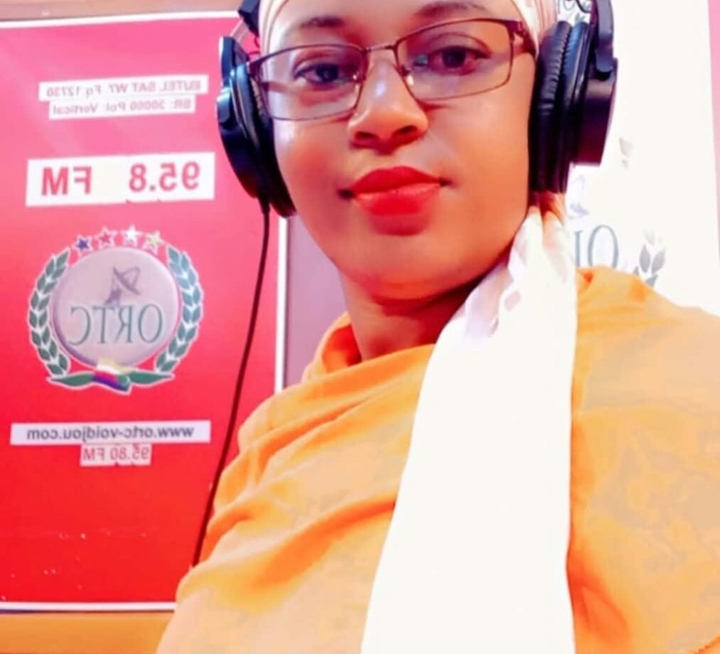 Chadaly Binti Kadafi, casque sur les oreilles, dans un studio de l’ORTC