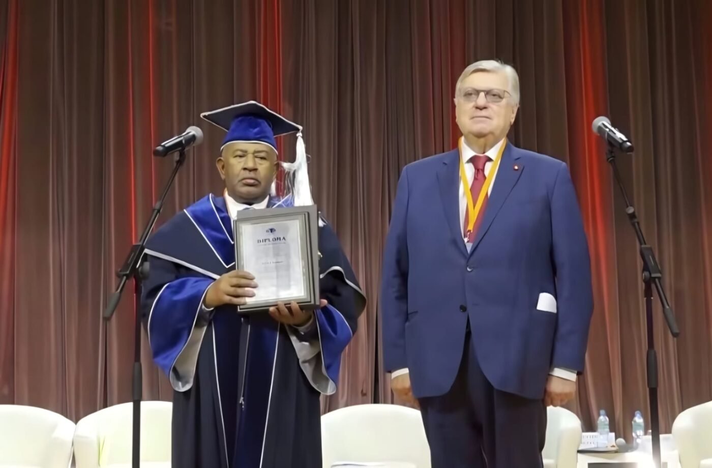 Azali Assoumani reçoit son diplôme de docteur honoris causa du MGIMO à Moscou