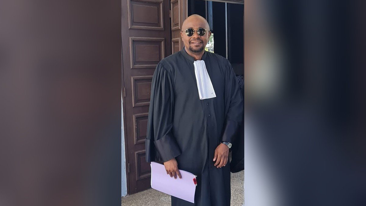 Maître Idrissi en robe d’avocat devant un palais de justice
