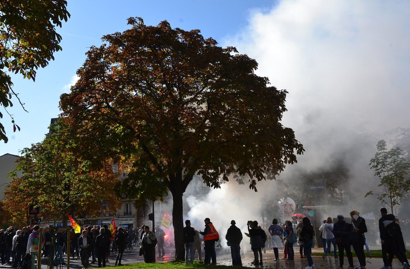 Cortège de manifestants à Paris, place de la Nation