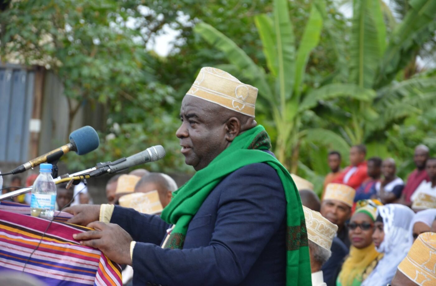 Mouigni Baraka Saïd Soilihi prononçant un discours en plein air