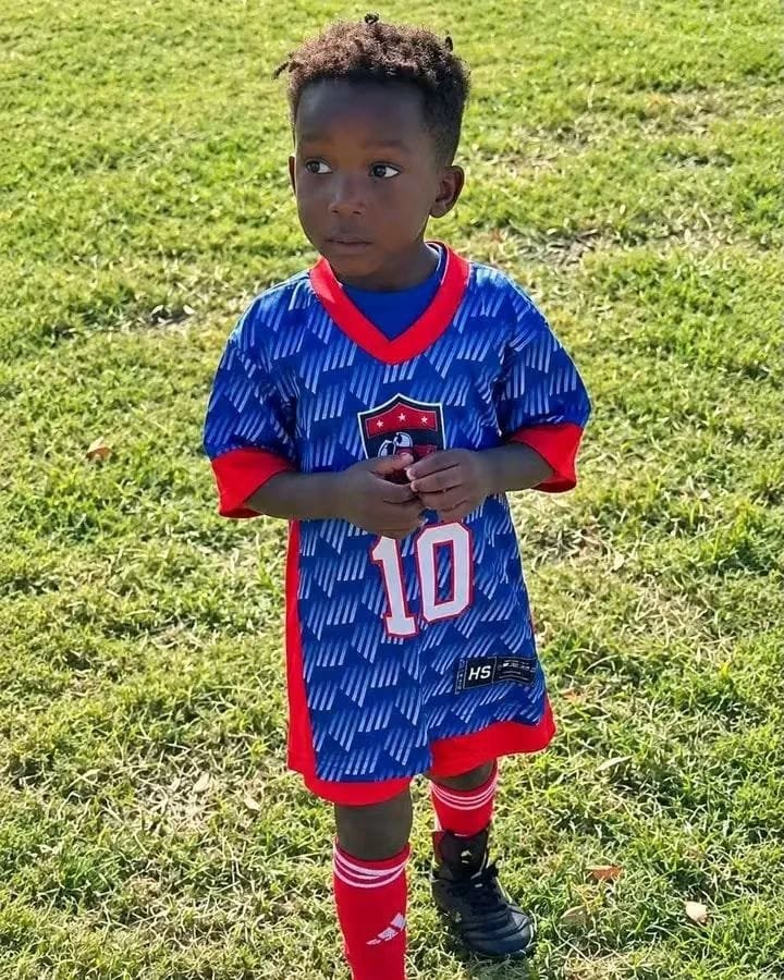 Nevada, 3 ans, en tenue de football sur une pelouse
