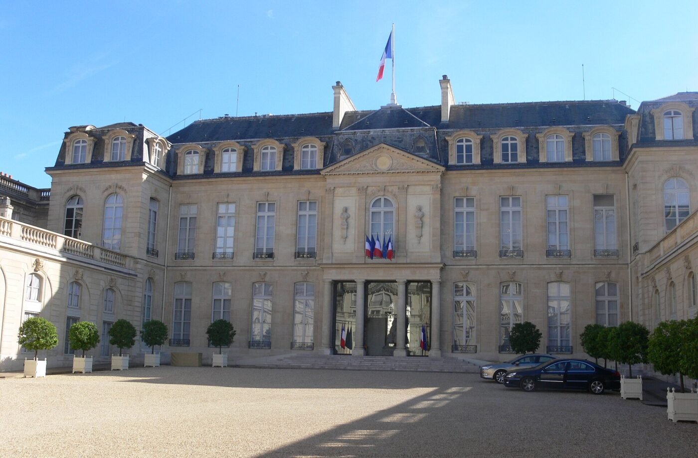 La cour d'honneur et la façade du palais de l'Élysée, à Paris