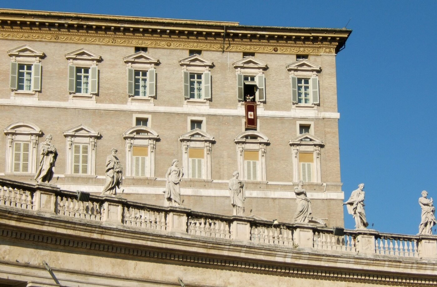 Un pape à la fenêtre du Palais apostolique, au-dessus de la place Saint-Pierre