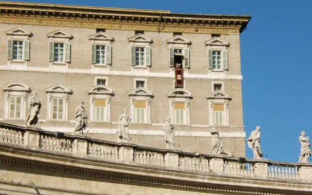 Vatican : Léon XIV réapparaît à l’Angélus après son opération d’un cancer du poumon